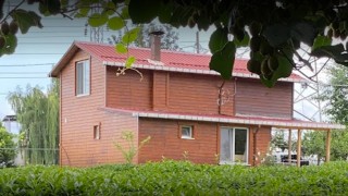 يتسع من ٥ -٧ اشخاص ويتوفر مفارش نظيفه